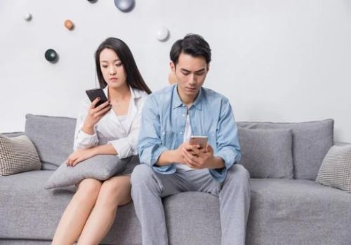 离婚女人带孩子可以要求赔偿吗